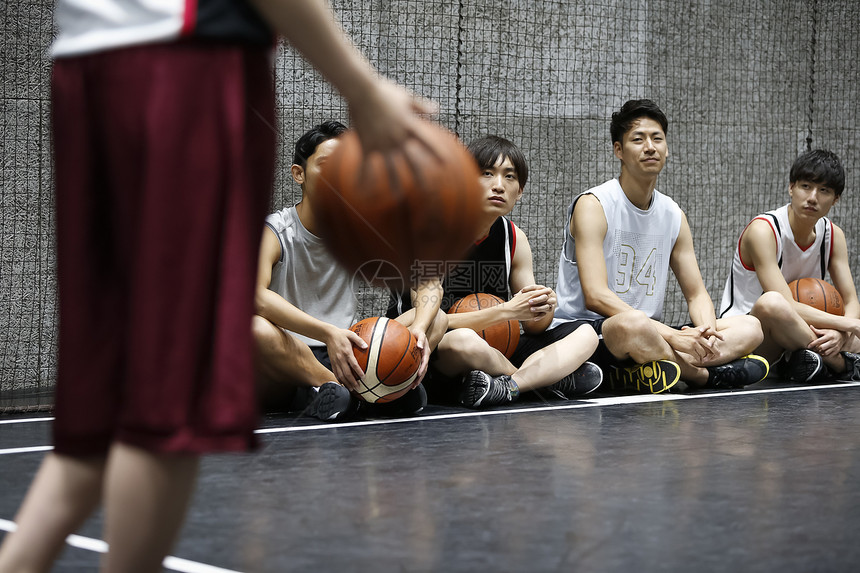 进行篮球训练的大学生图片