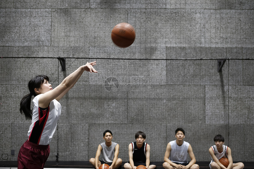 进行篮球训练的大学生图片