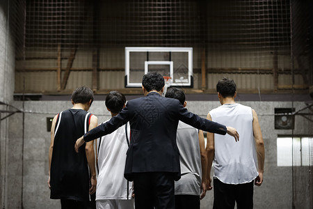 领导教篮球的男人图片