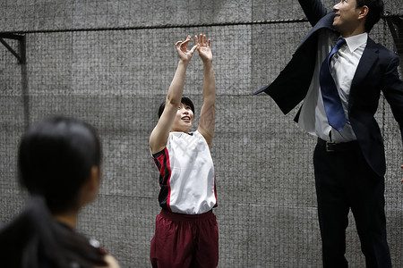 教练指导女子打篮球图片