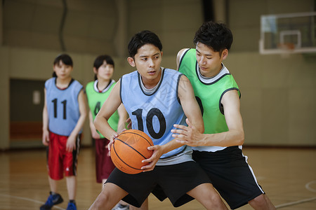 室内篮球竞赛的大学生团队图片