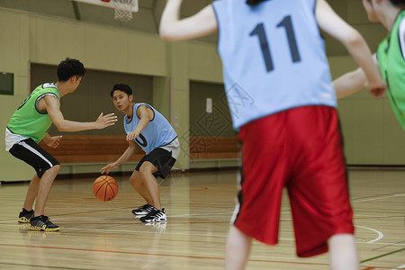 穿着运动装打篮球运球的青年男子图片