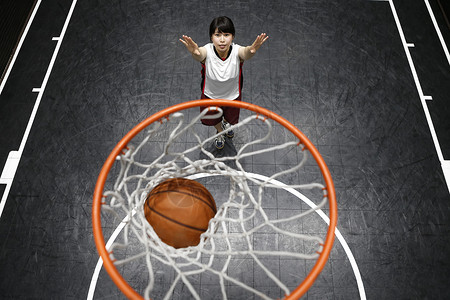 篮球馆投篮的年轻女性图片