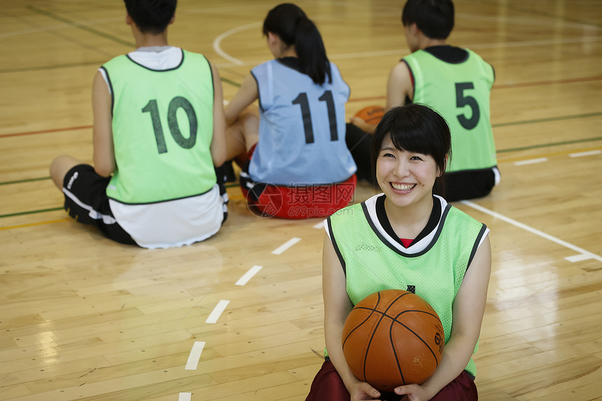大学生打篮球的女人图片