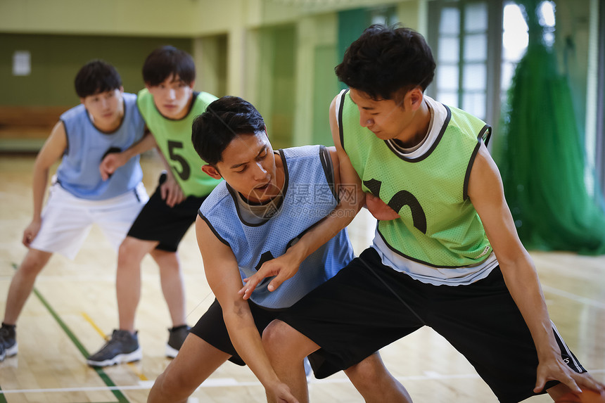 正在进行篮球练习的大学生图片