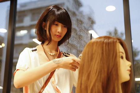 正在学习的美发师助理女孩高清图片素材