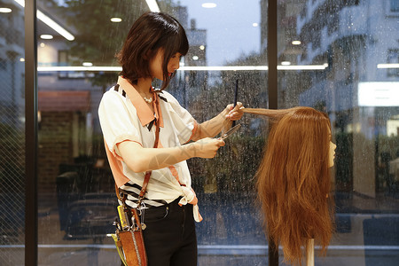 正在学习的美发师助理练习高清图片素材