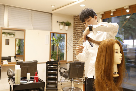 正在学习的美发师助理年轻人高清图片素材