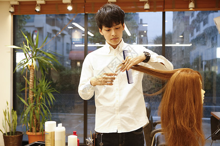 美发师的助理练习剪头发美发沙龙高清图片素材