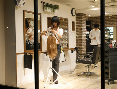 女孩店内美发师的助理练习男女高清图片素材