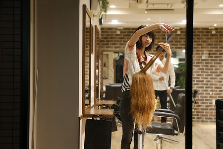 美发师助理练习发型女性高清图片素材