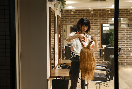 美发师助理练习发型切碎的高清图片素材