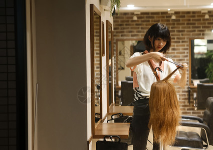 下班后美发师助理练习发型夜晚时光高清图片素材