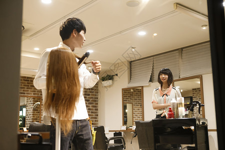 理发师在练习理发技巧两个人高清图片素材
