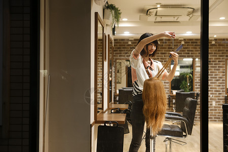 理发店内练习的美发师助理职业高清图片素材
