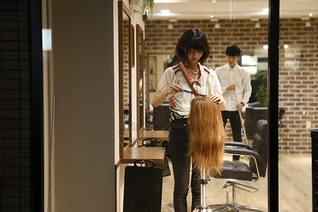 理发店内美发师助理练习发廊高清图片素材