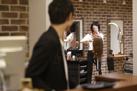 美发师助理练习剪头发店内高清图片素材
