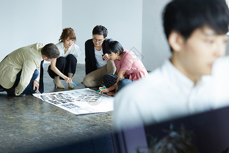 讨论设计方案的办公室白领图片