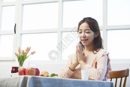 用餐前双手合十祈祷的女孩图片