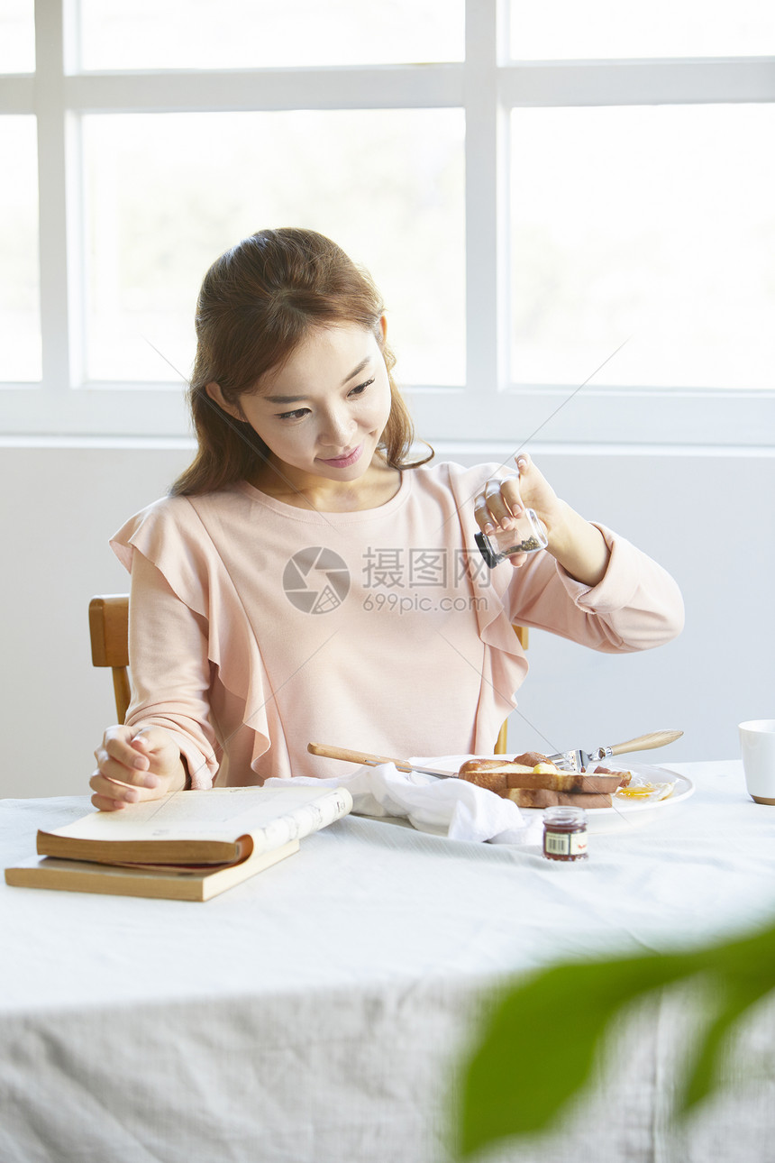 年轻女子吃早餐图片