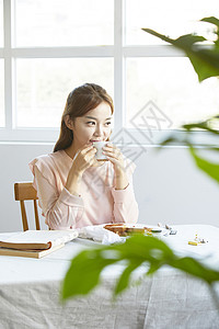 咖啡馆喝下午茶的年轻女性图片