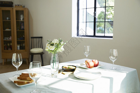 餐桌上摆放的食物纪念的高清图片素材
