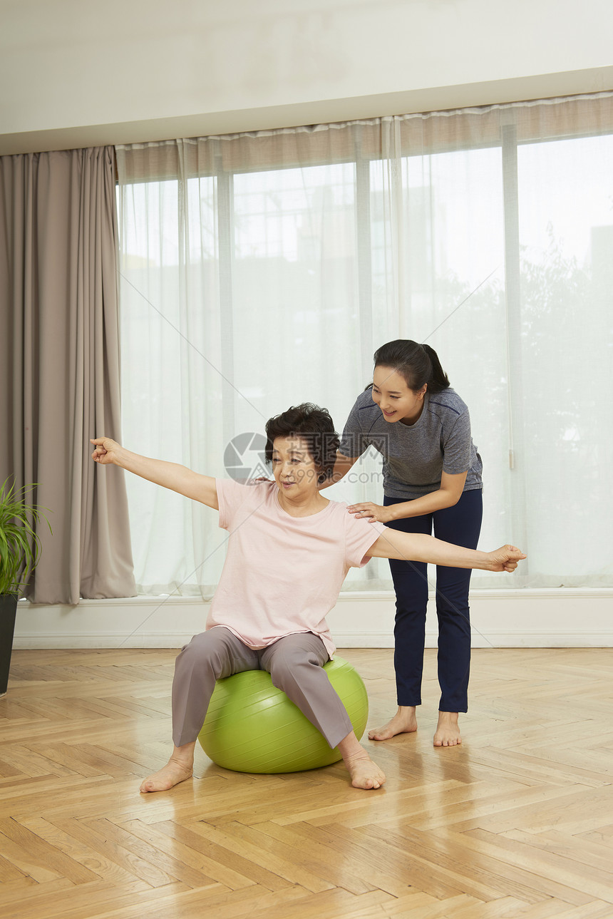 帮助母亲锻炼的女性图片