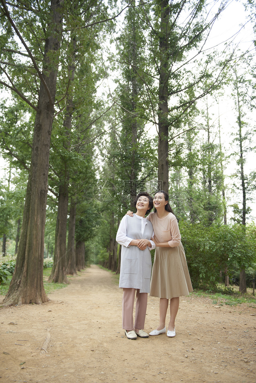 快乐幸福的母女二人图片