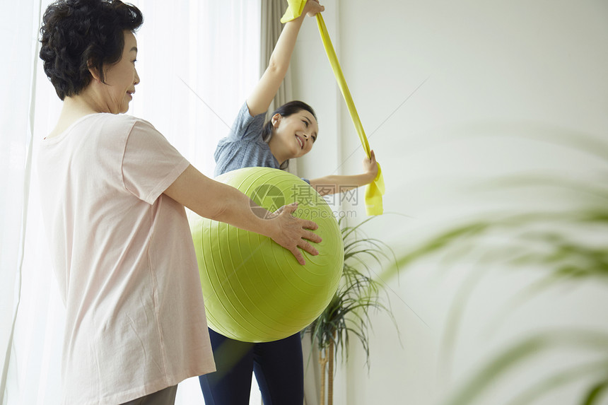 幸福开心的母女二人图片