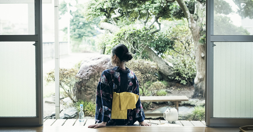 在家穿日式服装的女子背影图片