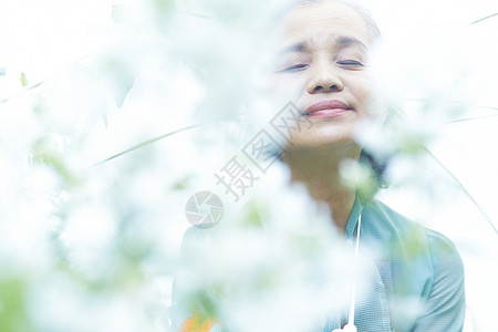 雨伞女孩采花的老年阿姨背景