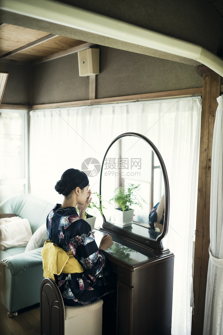 镜子前穿着日式和服的少女图片