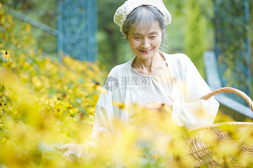 花田里微笑的老年人图片