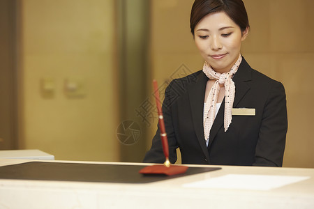 商业雇员胸像在酒店接待处工作的女人图片