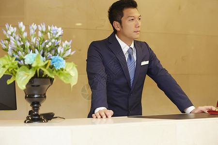 商业问讯处户内在酒店接待处工作的人图片
