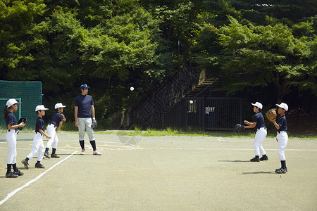 户外幼兽球赛练习少年棒球投球的孩子们图片