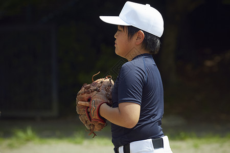 学习棒球的小孩练习打棒球图片