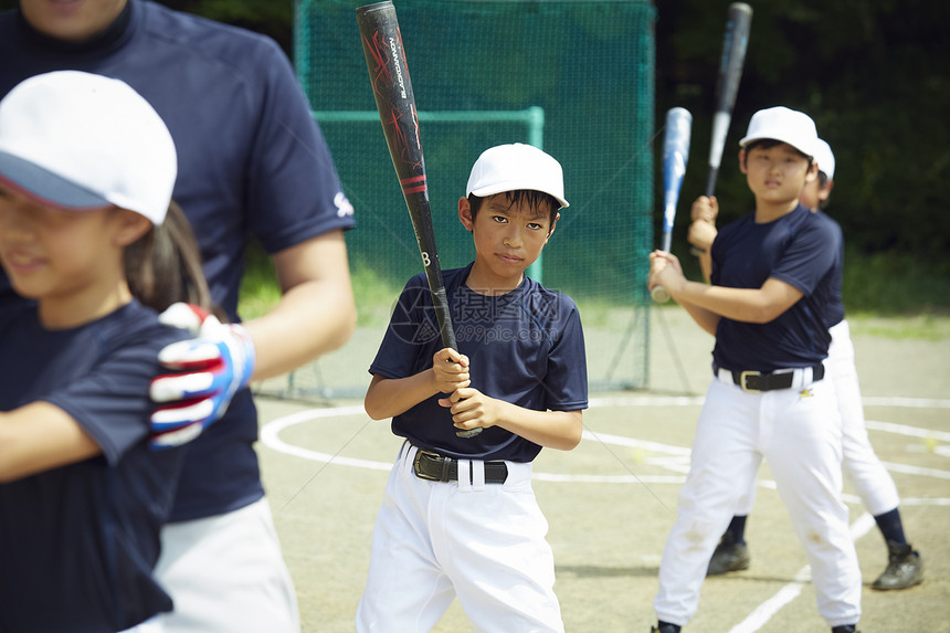 少年棒球联合会校园夏天男孩棒球男孩实践的打击画象图片
