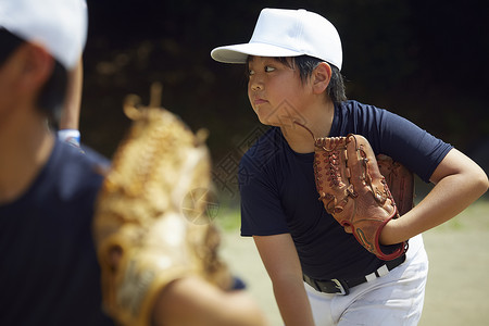 孩子男子球场男孩棒球运动员实践的投球画象图片