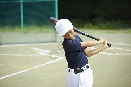 男子清爽练习男孩棒球男孩实践的打击画象图片