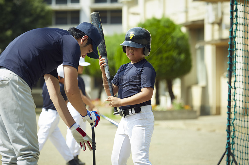 幼兽选手两个人男孩棒球男孩练习击球图片