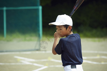孩子小学生棒球棒男孩棒球男孩练习击球图片