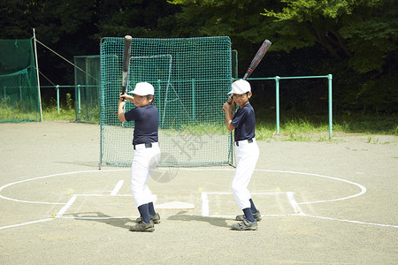 留白儿童球赛练习击球棒球的孩子图片