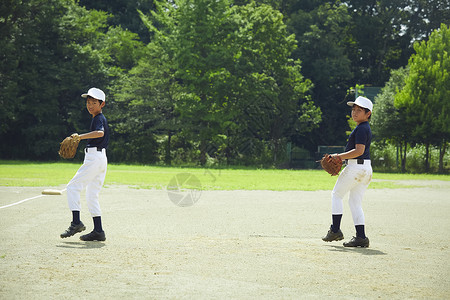 小朋友抵抗夏天练习少年棒球投球的孩子们图片