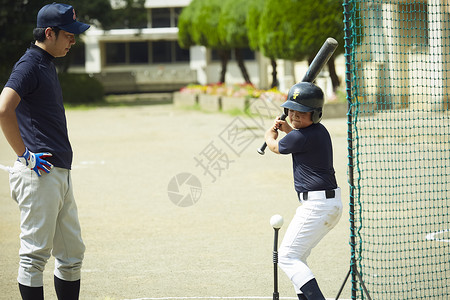 棒球男孩练习击球图片