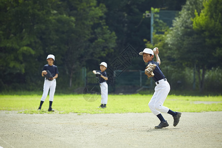 夏较年轻扔少年棒球练习比赛防守图片