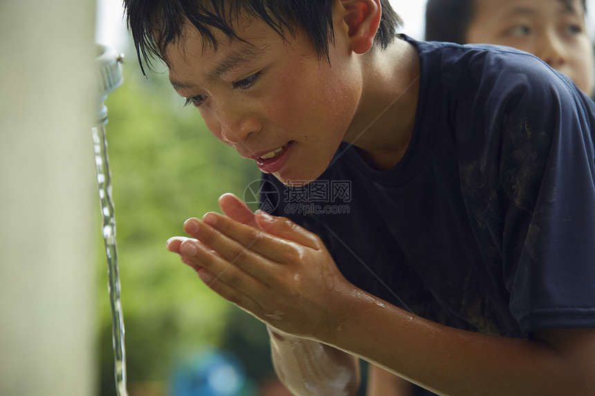 制服锻炼蝙蝠男孩棒球断裂水男孩洗涤的面孔图片