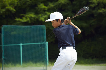 拿出研修小孩男孩棒球男孩练习击球图片
