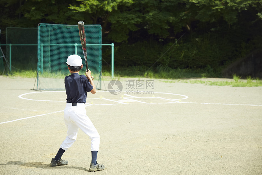 背影运动场摆动练习男孩棒球男孩练习击球图片