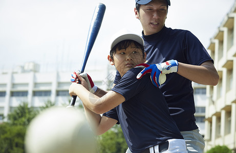 指示敲击孩子男孩棒球男孩实践的打击画象图片